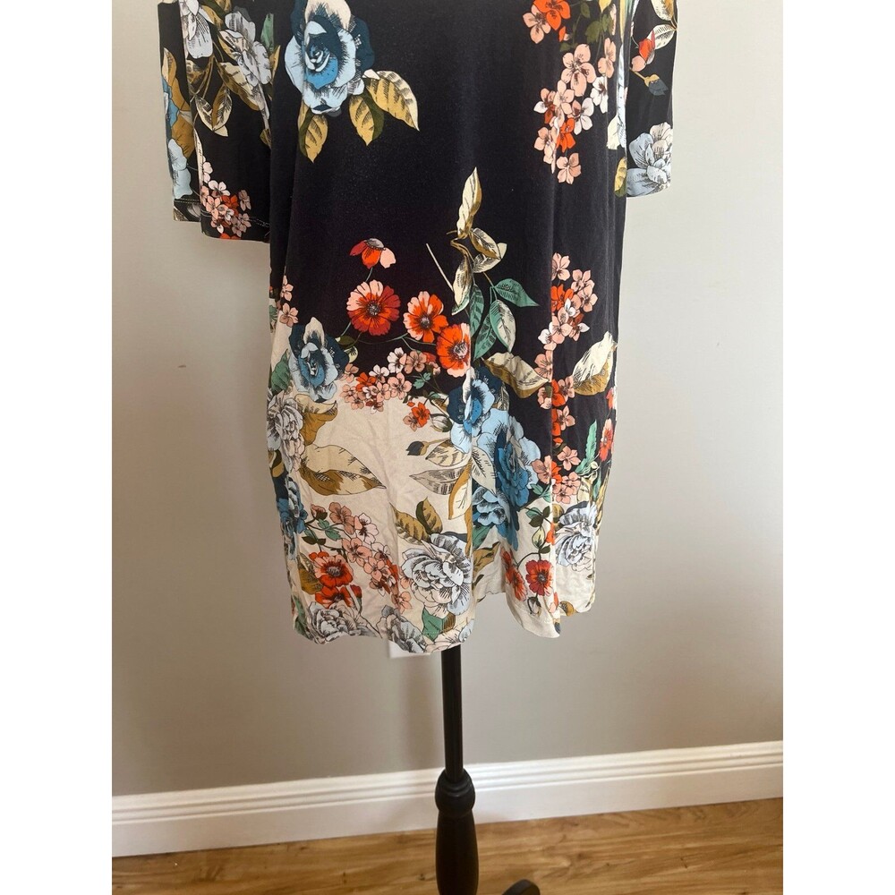 Johnny Was Emma Rose Favorite Floral Print V-Neck Tee in a bamboo/spandex XL - Picture 3 of 7